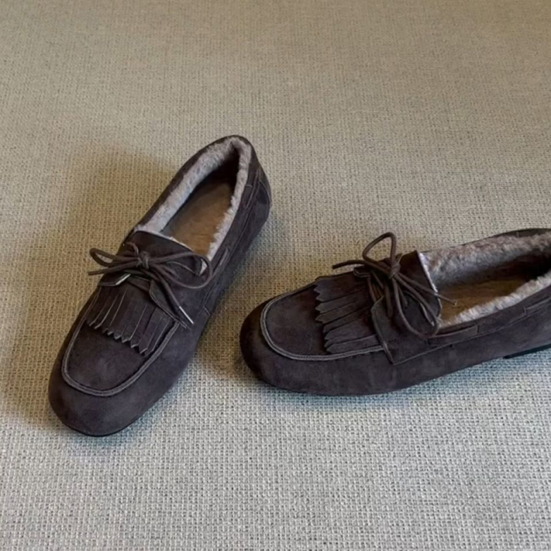 Mokasíny s fleecovou podšívkou, s ozdobnými strapkami, okrúhlou špičkou, bez šnúrok, nízky podpätok