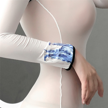 Σεξουαλικό σετ εσωρούχων με καλσόν, φούστα που αγκαλιάζει τους γοφούς, διαφανές κορμάκι με εκτύπωση και μακρύ‑μανίκι κορμάκι χωρίς κούμπωμα — πολυεστέρας με 80–90% σπάντεξ