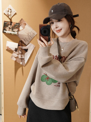 Mikina s kapuljačom u korejskom stilu s teškom šivenim i dvostrukim satenskim cvjetnim otiskom; pamut-poliester smjesa; slobodan kroj, kapuljača, rukav tip fenjer, regularna dužina; jesen 2025