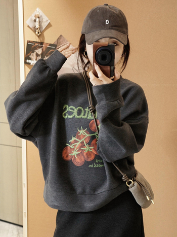 Mikina s kapuljačom u korejskom stilu s teškom šivenim i dvostrukim satenskim cvjetnim otiskom; pamut-poliester smjesa; slobodan kroj, kapuljača, rukav tip fenjer, regularna dužina; jesen 2025