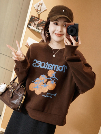 Mikina s kapuljačom u korejskom stilu s teškom šivenim i dvostrukim satenskim cvjetnim otiskom; pamut-poliester smjesa; slobodan kroj, kapuljača, rukav tip fenjer, regularna dužina; jesen 2025