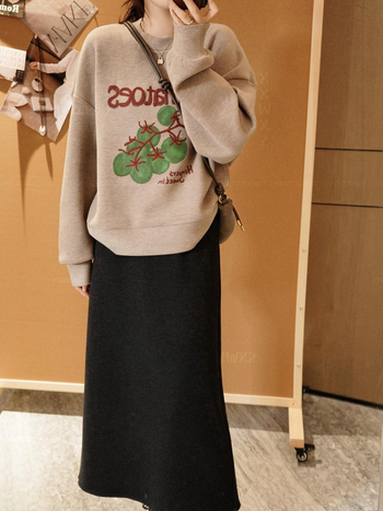 Mikina s kapuljačom u korejskom stilu s teškom šivenim i dvostrukim satenskim cvjetnim otiskom; pamut-poliester smjesa; slobodan kroj, kapuljača, rukav tip fenjer, regularna dužina; jesen 2025