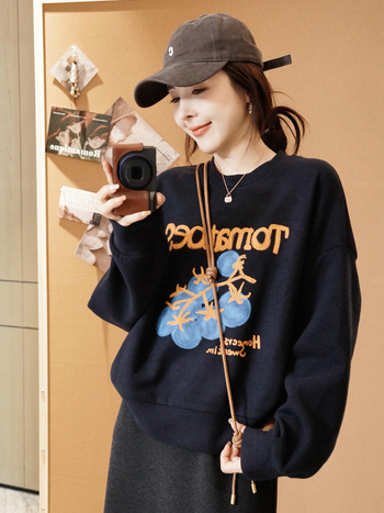 Mikina s kapuljačom u korejskom stilu s teškom šivenim i dvostrukim satenskim cvjetnim otiskom; pamut-poliester smjesa; slobodan kroj, kapuljača, rukav tip fenjer, regularna dužina; jesen 2025