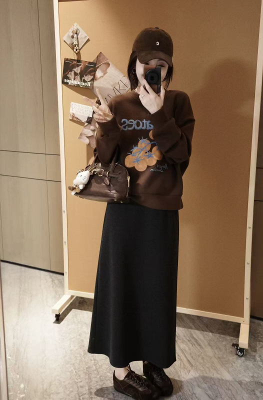 Mikina s kapuljačom u korejskom stilu s teškom šivenim i dvostrukim satenskim cvjetnim otiskom; pamut-poliester smjesa; slobodan kroj, kapuljača, rukav tip fenjer, regularna dužina; jesen 2025