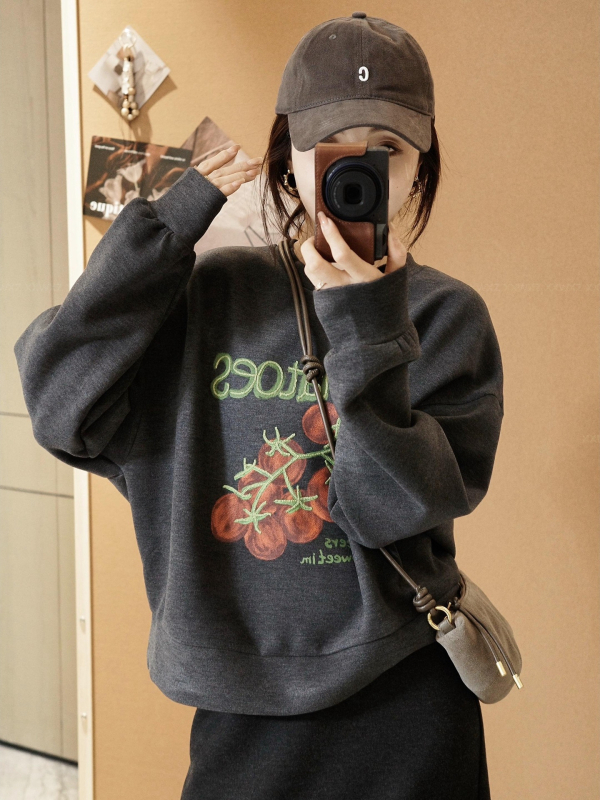 Mikina s kapuljačom u korejskom stilu s teškom šivenim i dvostrukim satenskim cvjetnim otiskom; pamut-poliester smjesa; slobodan kroj, kapuljača, rukav tip fenjer, regularna dužina; jesen 2025