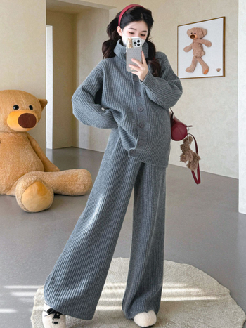 Tehotenský set: pletený kardigán s gombíkmi a nohavicový set; materiál: polyester s akrylom 30–50% a spandex <30% (uvedené 2025)