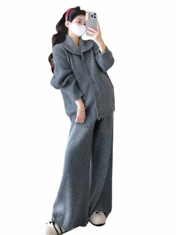 Tehotenský set: pletený kardigán s gombíkmi a nohavicový set; materiál: polyester s akrylom 30–50% a spandex <30% (uvedené 2025)