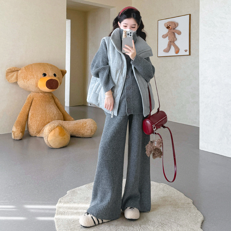 Tehotenský set: pletený kardigán s gombíkmi a nohavicový set; materiál: polyester s akrylom 30–50% a spandex <30% (uvedené 2025)