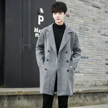 Stredné dlhý kabát, zapínanie na jedno tlačidlo, bez opasku; hlavná tkanina: 100% polyester; podšívka: polyester; zmes chemických vlákien.