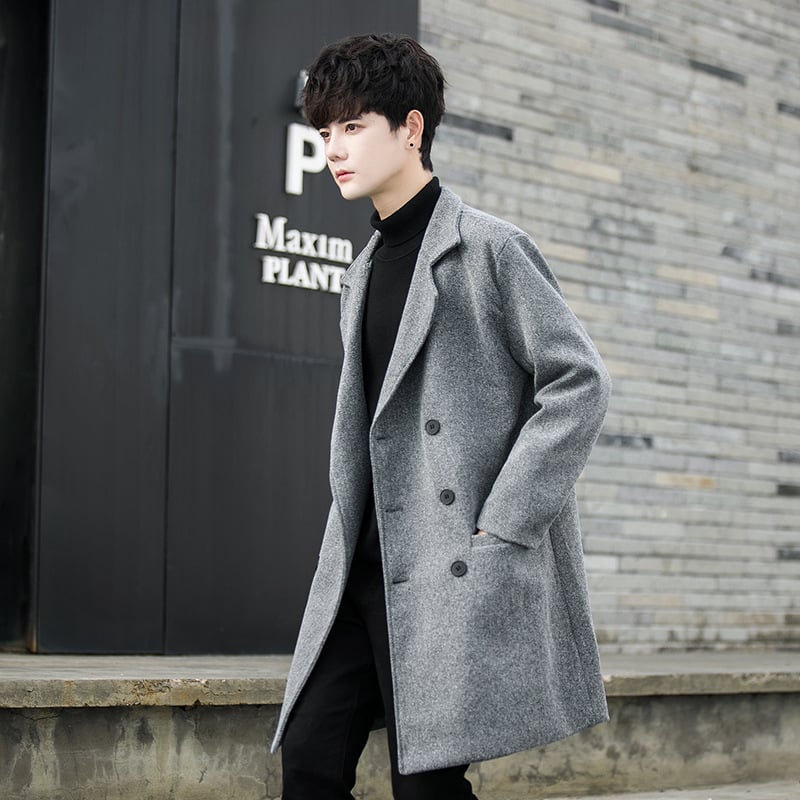 Stredné dlhý kabát, zapínanie na jedno tlačidlo, bez opasku; hlavná tkanina: 100% polyester; podšívka: polyester; zmes chemických vlákien.