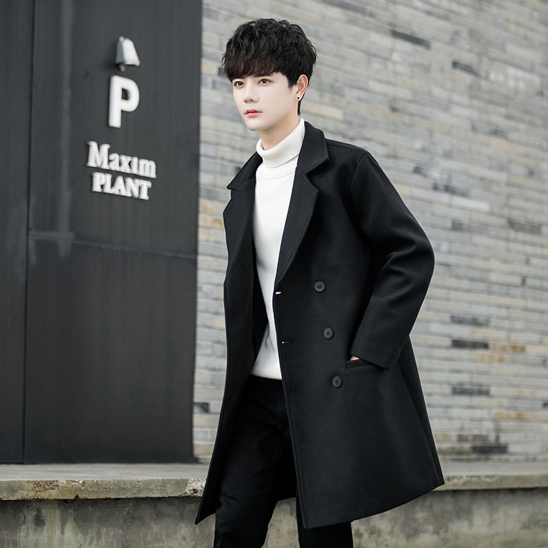 Stredné dlhý kabát, zapínanie na jedno tlačidlo, bez opasku; hlavná tkanina: 100% polyester; podšívka: polyester; zmes chemických vlákien.