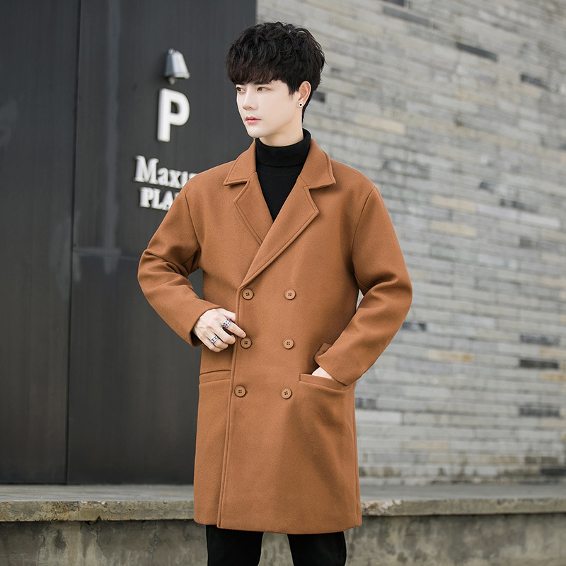 Stredné dlhý kabát, zapínanie na jedno tlačidlo, bez opasku; hlavná tkanina: 100% polyester; podšívka: polyester; zmes chemických vlákien.