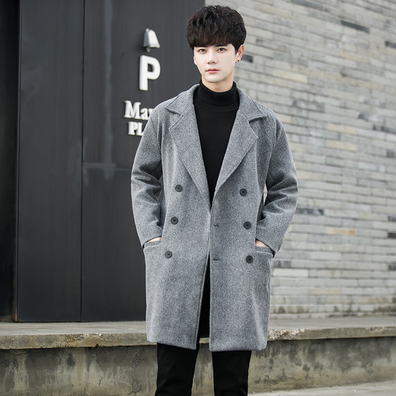 Stredné dlhý kabát, zapínanie na jedno tlačidlo, bez opasku; hlavná tkanina: 100% polyester; podšívka: polyester; zmes chemických vlákien.