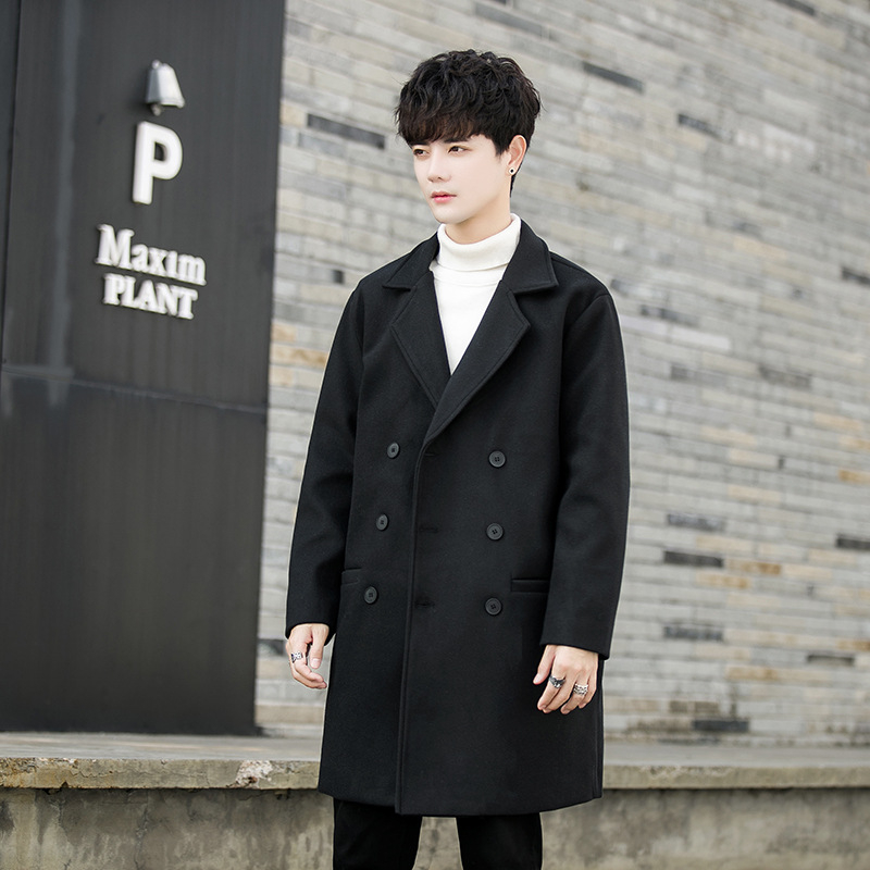 Stredné dlhý kabát, zapínanie na jedno tlačidlo, bez opasku; hlavná tkanina: 100% polyester; podšívka: polyester; zmes chemických vlákien.