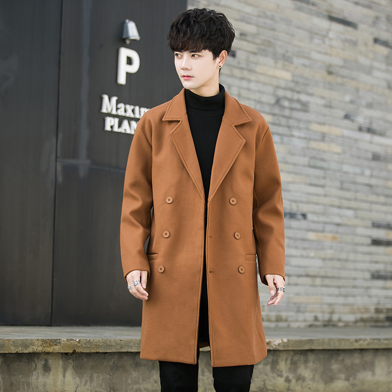 Stredné dlhý kabát, zapínanie na jedno tlačidlo, bez opasku; hlavná tkanina: 100% polyester; podšívka: polyester; zmes chemických vlákien.