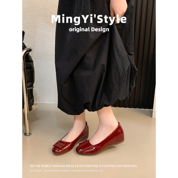 Mary Jane cipő – kerek orrú; mikroszálas felsőrész; mikroszálas bélés; slip-on; alacsony sarok (<3 cm)