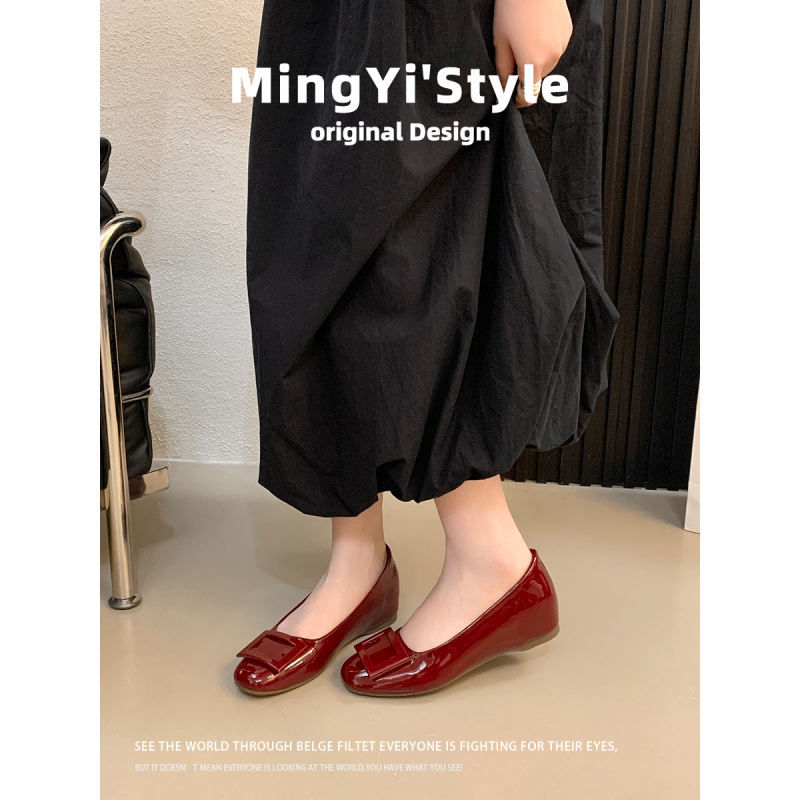 Mary Jane cipő – kerek orrú; mikroszálas felsőrész; mikroszálas bélés; slip-on; alacsony sarok (<3 cm)