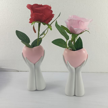 Nordický štýl kvetináč so srdcom drženým dvoma rukami – domáca dekorácia, živica, model 11.25-1