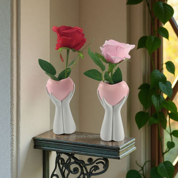 Nordický štýl kvetináč so srdcom drženým dvoma rukami – domáca dekorácia, živica, model 11.25-1