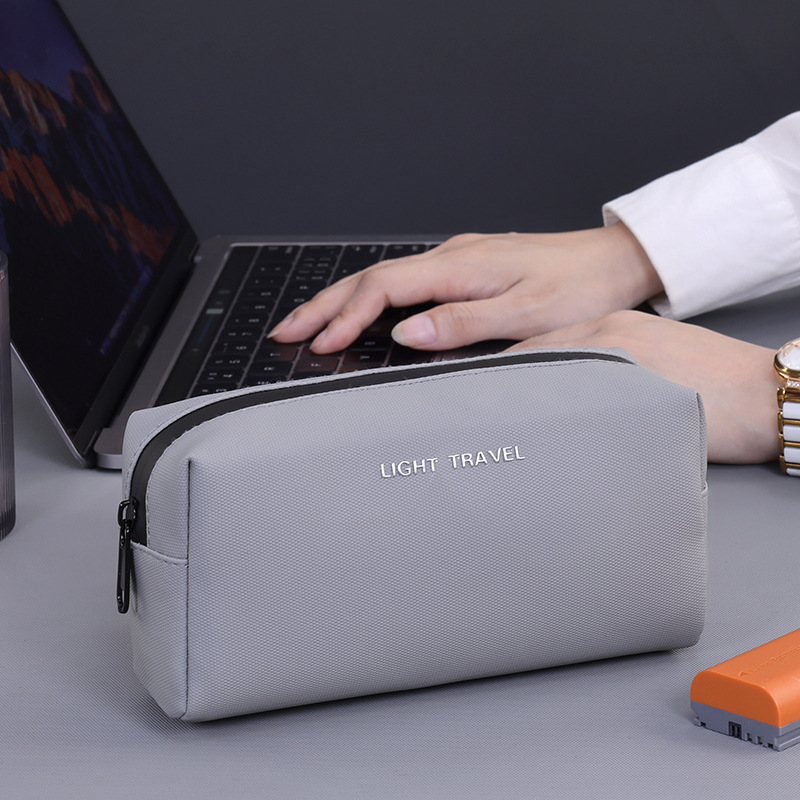 Prijenosni organizator digitalnih dodataka za putovanja — punjač, power bank, slušalice i zaštitna torbica za kabel