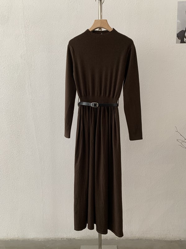 Duga pletena haljina s dugim rukavima, stojeći ovratnik, patchwork detalji, akrilna smjesa.