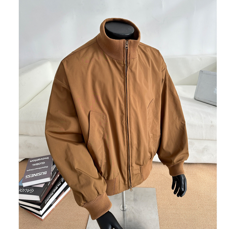 Muška bomber jakna u američkom retro stilu, stojeći ovratnik, zip zatvarač, otporna na vjetar, slobodan kroj, dugi rukavi, bočne džepove