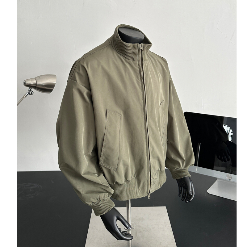 Muška bomber jakna u američkom retro stilu, stojeći ovratnik, zip zatvarač, otporna na vjetar, slobodan kroj, dugi rukavi, bočne džepove
