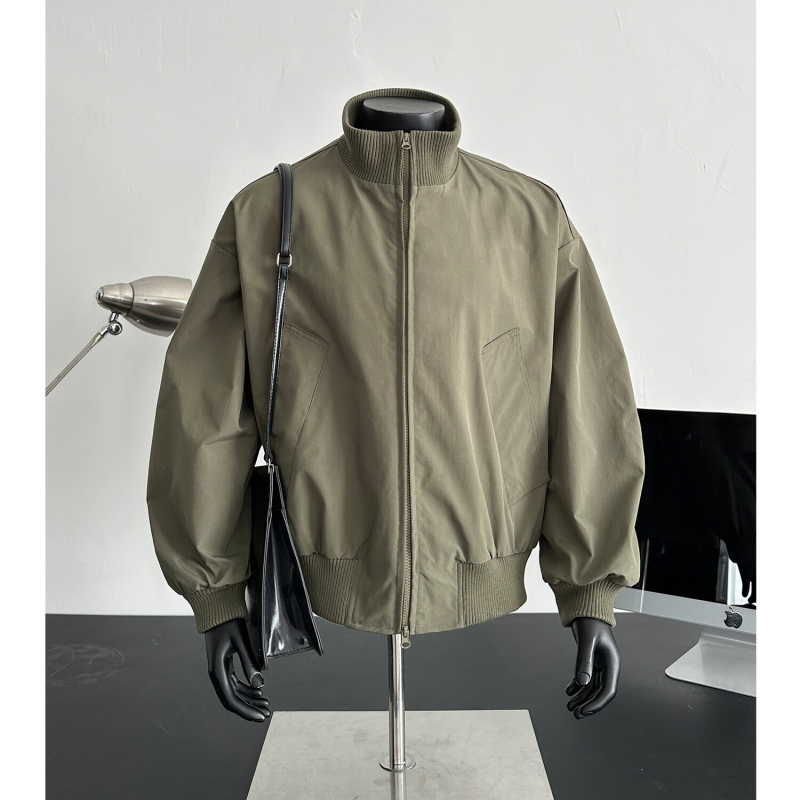 Muška bomber jakna u američkom retro stilu, stojeći ovratnik, zip zatvarač, otporna na vjetar, slobodan kroj, dugi rukavi, bočne džepove