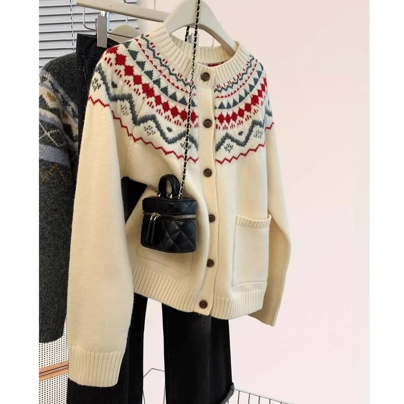 Cardigan s geometrijskim Fair Isle uzorkom, smjesa sintetičke ovčje vune i akrila, okrugli izrez, dugi rukavi, opušten kroj, gumbi u jednom redu