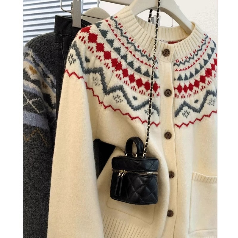 Cardigan s geometrijskim Fair Isle uzorkom, smjesa sintetičke ovčje vune i akrila, okrugli izrez, dugi rukavi, opušten kroj, gumbi u jednom redu