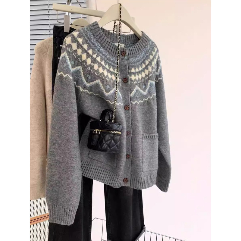 Cardigan s geometrijskim Fair Isle uzorkom, smjesa sintetičke ovčje vune i akrila, okrugli izrez, dugi rukavi, opušten kroj, gumbi u jednom redu