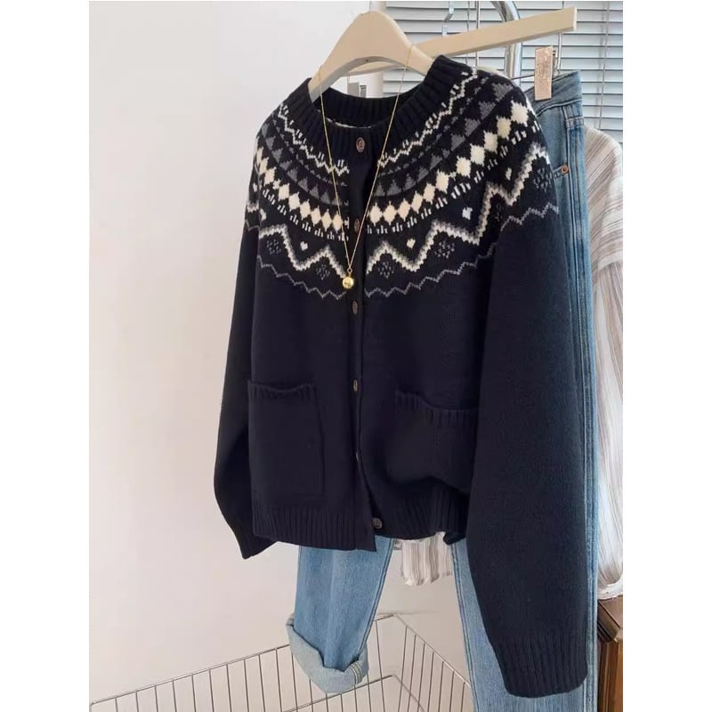 Cardigan s geometrijskim Fair Isle uzorkom, smjesa sintetičke ovčje vune i akrila, okrugli izrez, dugi rukavi, opušten kroj, gumbi u jednom redu