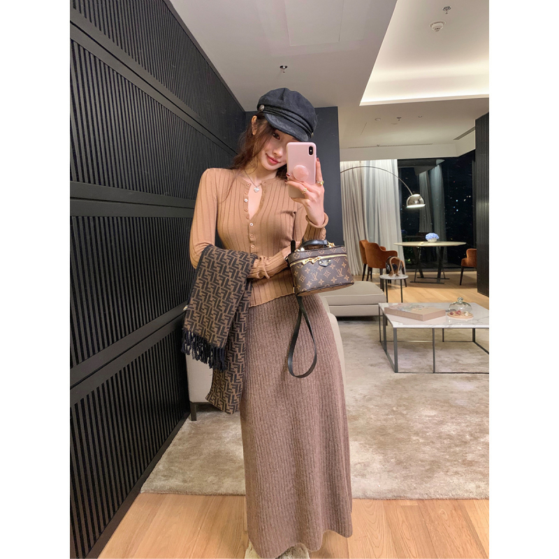 Pleten pulover s poluotvorenim ovratnikom, dugi rukavi, tanka tkanina, vuneno-poliesterska smjesa, uski kroj