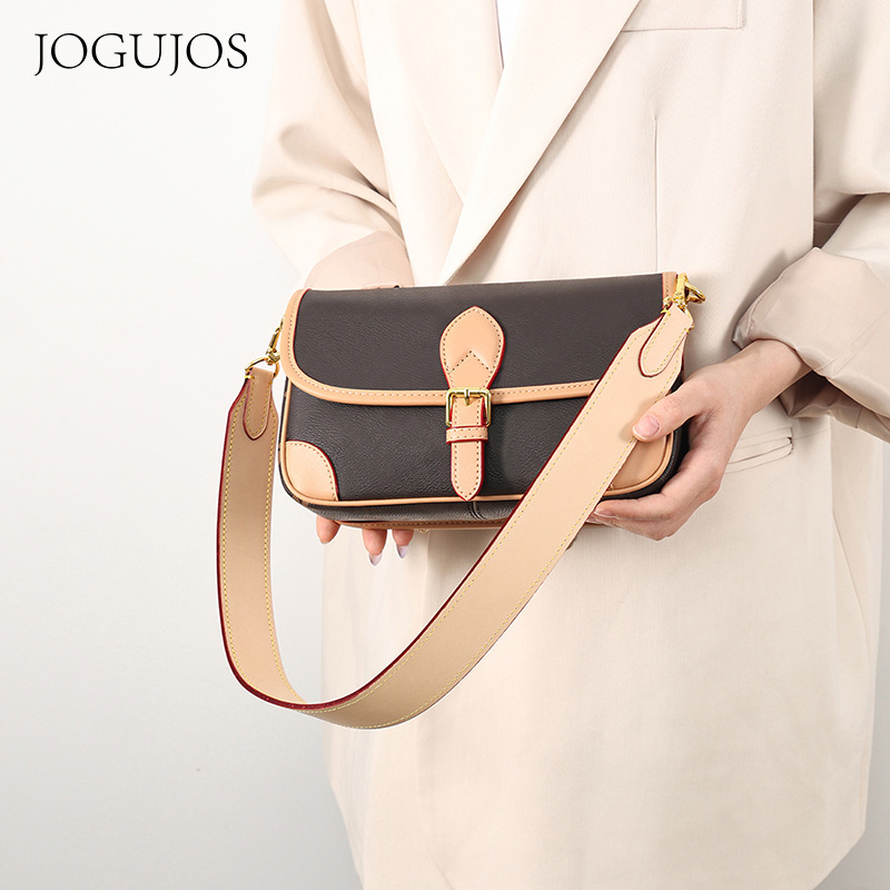 Γυναικεία τσάντα από γνήσιο δέρμα με ευρύ λουρί ώμου – κορυφαίο δέρμα αγελάδας, μονόχρωμη, αποσπώμενο εφεδρικό λουρί