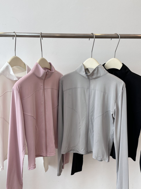 Moteriška lauko vėjo atspari striukė iš ice silk su UPF 50 — kvėpuojanti, ultra lengva, su aukšta apykakle