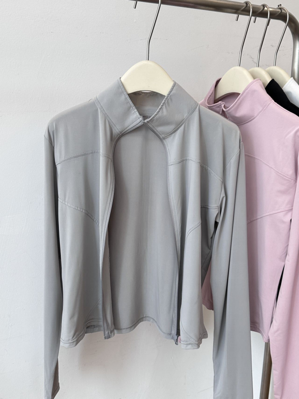 Moteriška lauko vėjo atspari striukė iš ice silk su UPF 50 — kvėpuojanti, ultra lengva, su aukšta apykakle