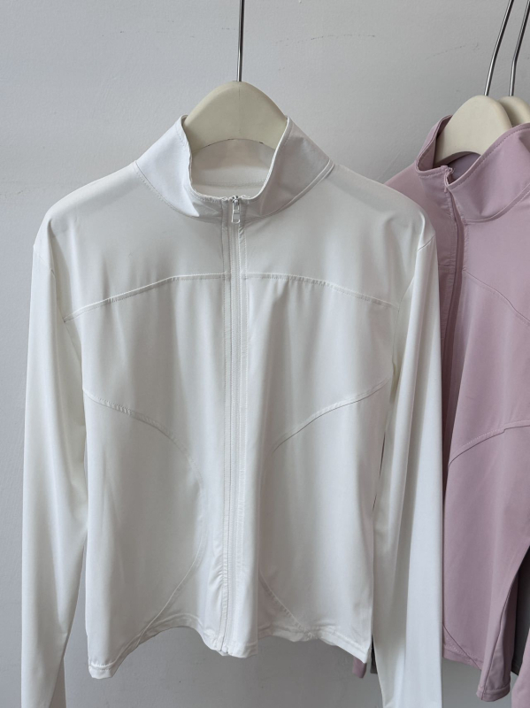 Moteriška lauko vėjo atspari striukė iš ice silk su UPF 50 — kvėpuojanti, ultra lengva, su aukšta apykakle