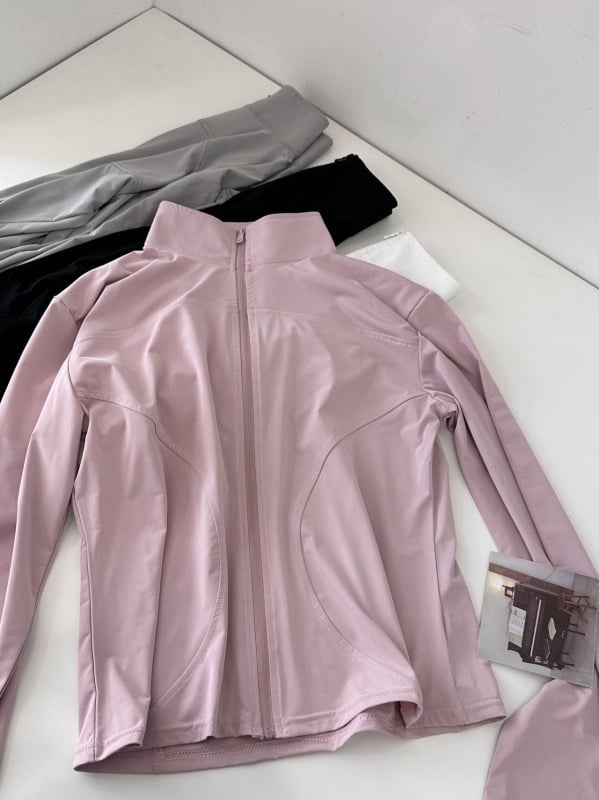 Moteriška lauko vėjo atspari striukė iš ice silk su UPF 50 — kvėpuojanti, ultra lengva, su aukšta apykakle