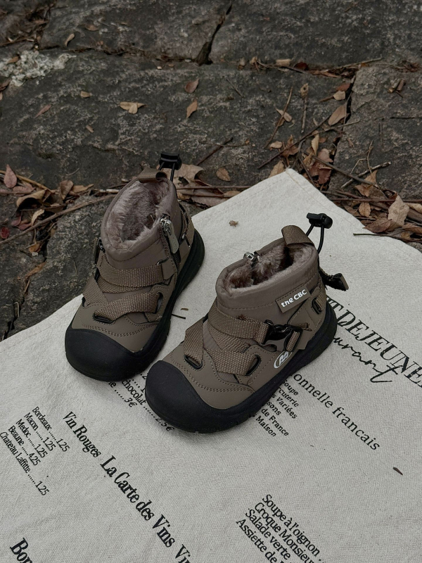 Detské zimné topánky na sneh - unisex, protišmyková gumová podrážka, zapínanie na suchý zips, vrchný materiál mikrovláknová koža a Lycra, pre vek 4–16 rokov.