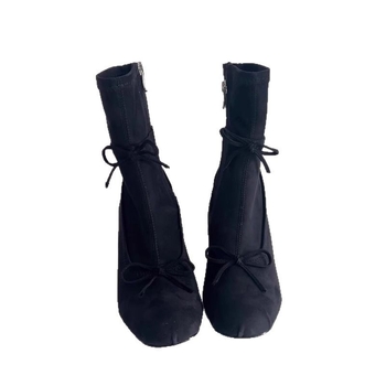 Női Martin csizmák masni részlettel, 6–8 cm-es vastag sarok, PU felsőrész, gumi talp, oldalsó cipzár