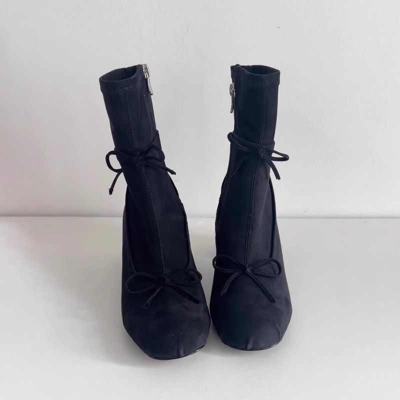Női Martin csizmák masni részlettel, 6–8 cm-es vastag sarok, PU felsőrész, gumi talp, oldalsó cipzár