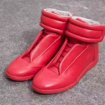 Martin topánky - PU vrchný diel, gumová podrážka, zapínanie na suchý zips, guľatá špička, stredná výška topánky