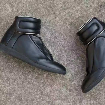 Martin topánky - PU vrchný diel, gumová podrážka, zapínanie na suchý zips, guľatá špička, stredná výška topánky