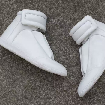 Martin topánky - PU vrchný diel, gumová podrážka, zapínanie na suchý zips, guľatá špička, stredná výška topánky