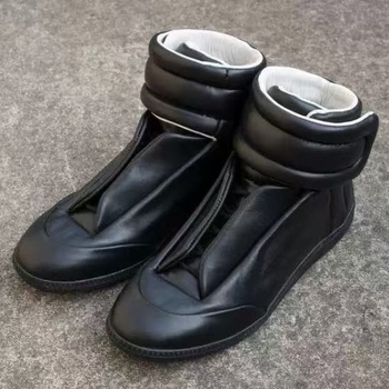 Martin topánky - PU vrchný diel, gumová podrážka, zapínanie na suchý zips, guľatá špička, stredná výška topánky