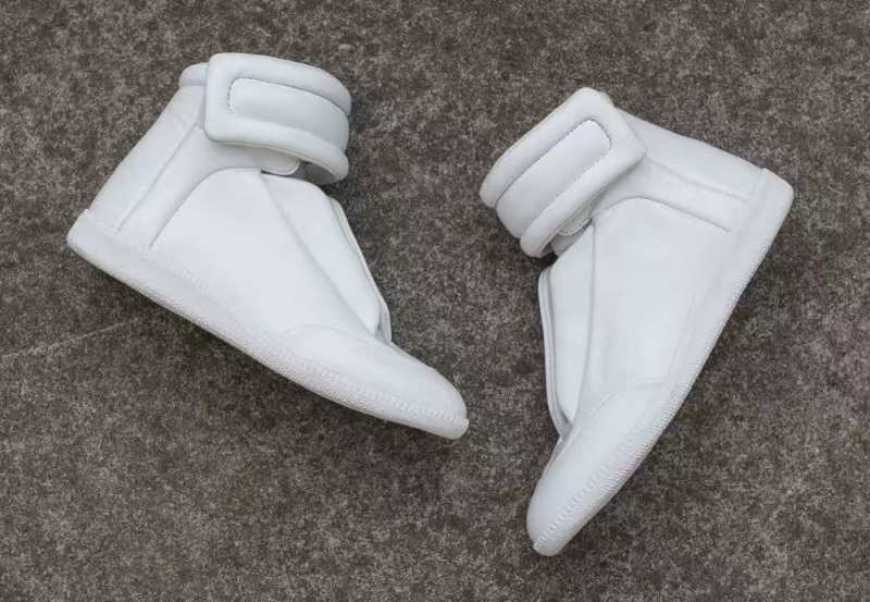 Martin topánky - PU vrchný diel, gumová podrážka, zapínanie na suchý zips, guľatá špička, stredná výška topánky