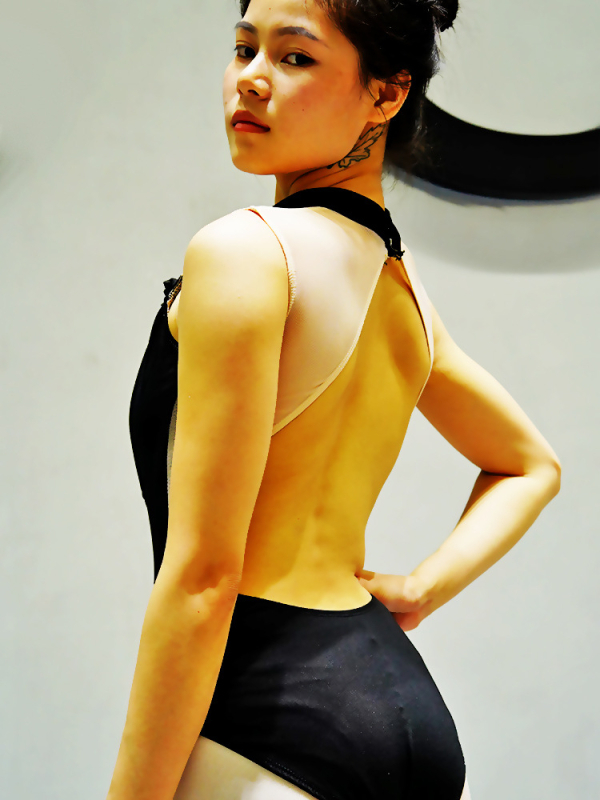 Ženský jednofázový tréningový bodysuit na tanec s stojacim golom, vhodný pre balet a rôzne tance; materiál: syntetická zmes vláken; vonkajšia látka: 80% nylon; podšívka: milk silk (80% polyester)