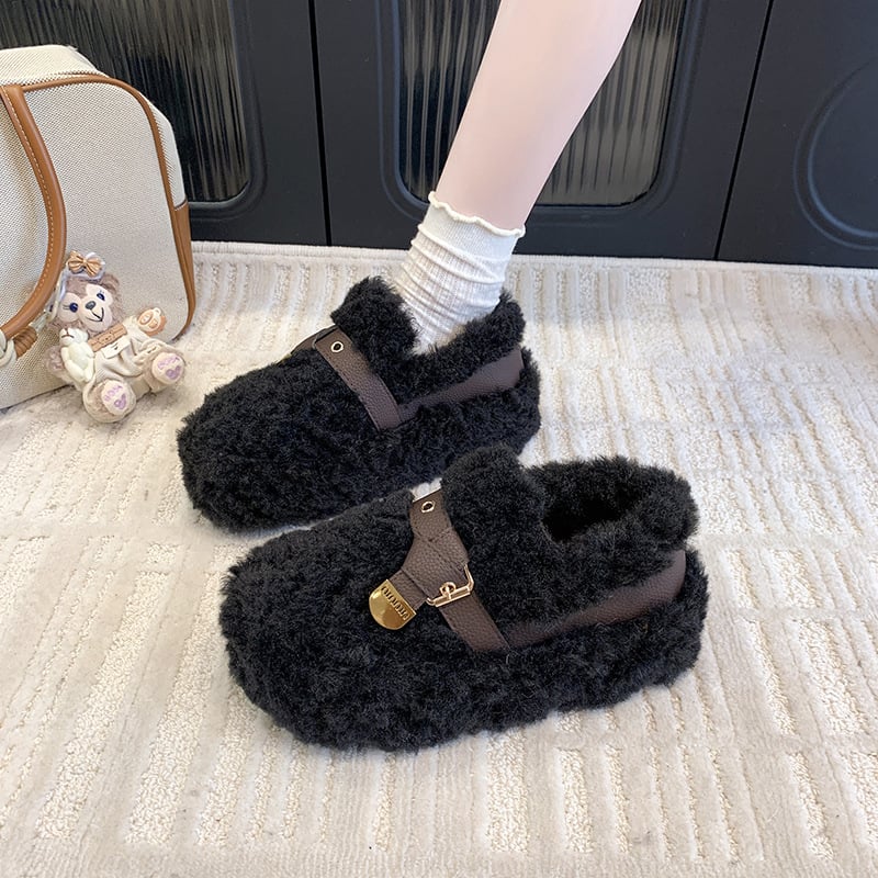 Női slip-on cipő műszőrme béléssel, nubuk felső rész, gumírozott talp, középső sarok 3–5 cm, alacsony szár