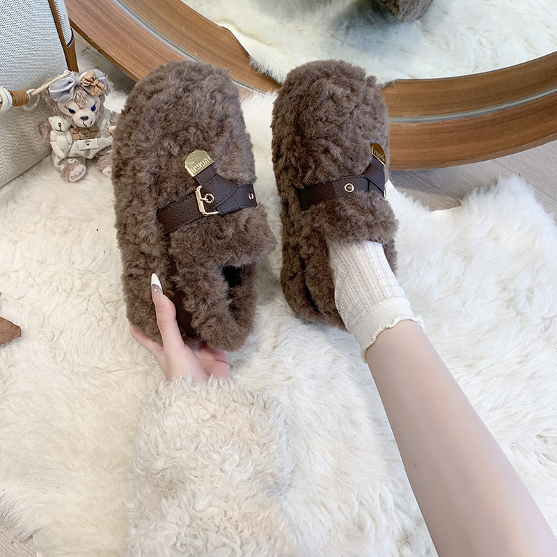 Női slip-on cipő műszőrme béléssel, nubuk felső rész, gumírozott talp, középső sarok 3–5 cm, alacsony szár