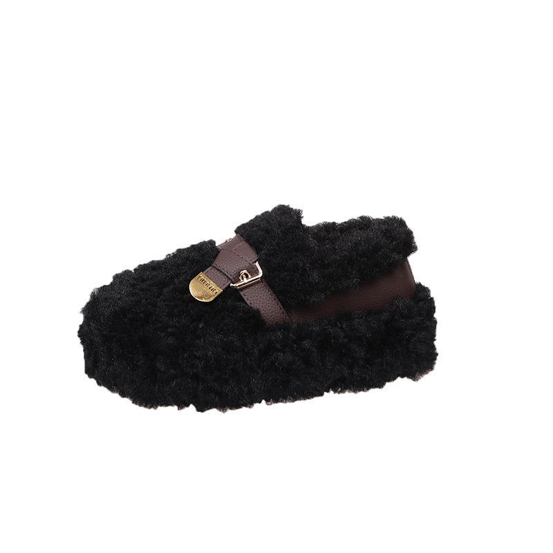 Női slip-on cipő műszőrme béléssel, nubuk felső rész, gumírozott talp, középső sarok 3–5 cm, alacsony szár